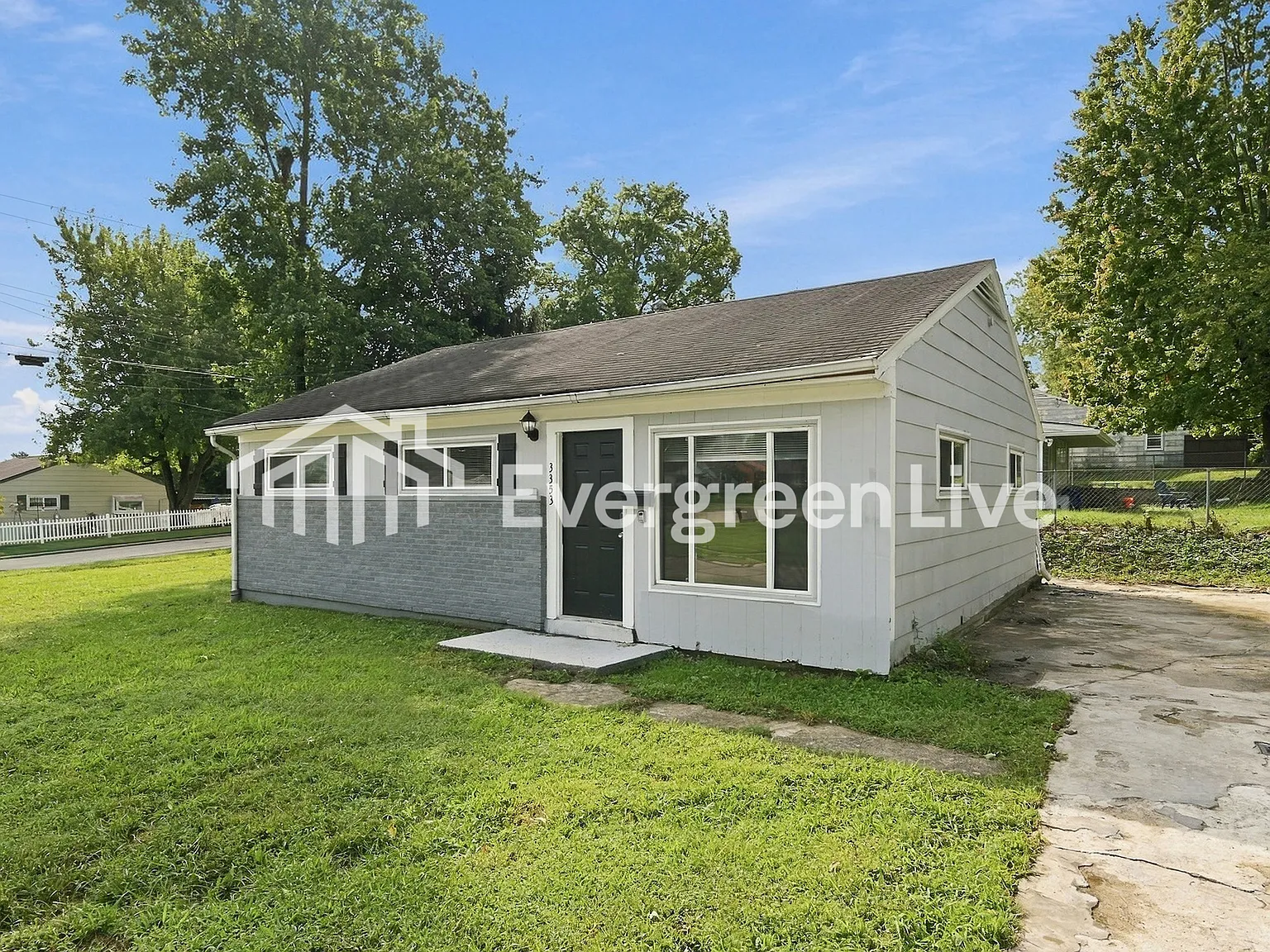 3 bed, 1.0 bath, 918 sqft, $1,495 — Photo 2