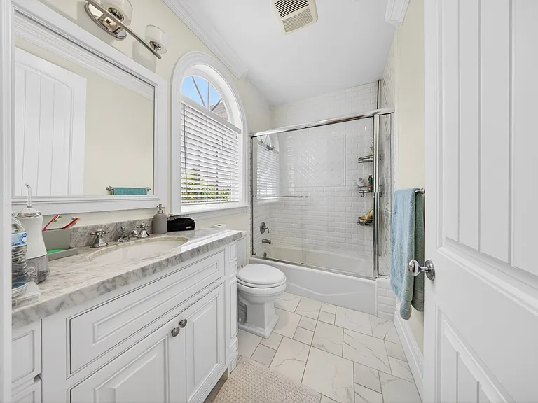 4533 Farmdale Ave — Photo 58