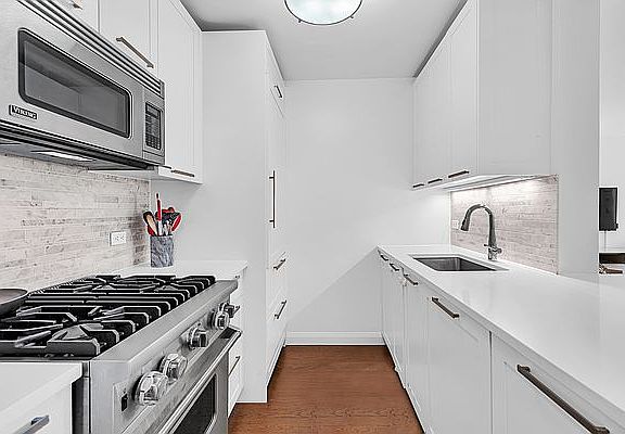 5th image of 200 E 94th St APT 707