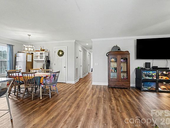 5th image of 2615 Penninger Rd