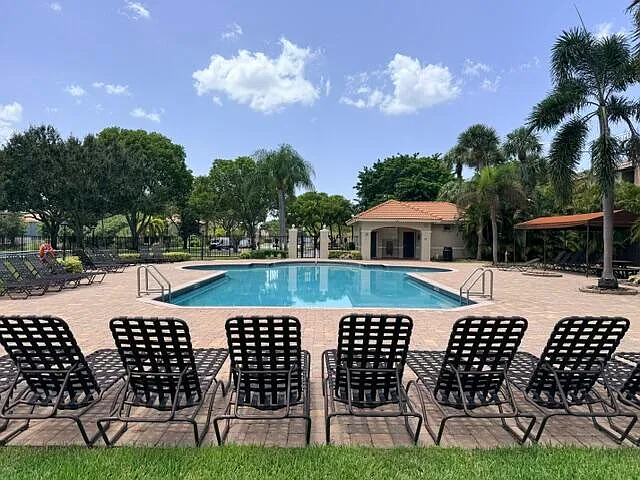 3 bed, 2.0 bath, 1461 sqft, $3,800 — Photo 2