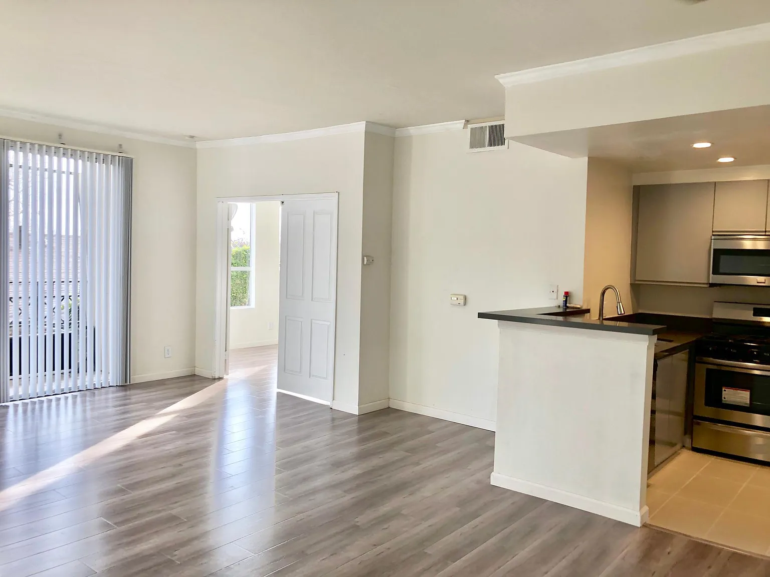 909 N Gardner St — Photo 3