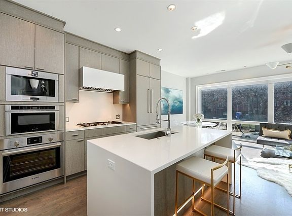 3rd image of 945 N Ashland Ave #201