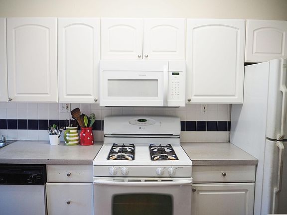 2nd image of 545 Hinman Ave APT L3