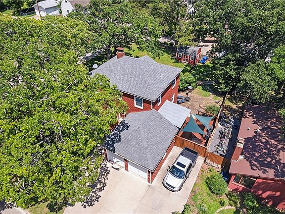 3rd image of 1040 N Park Blvd