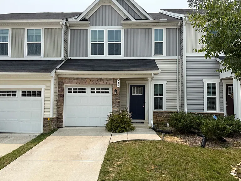 121 Capeside Ct — Photo 1