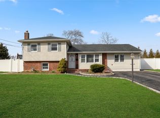 123 Ruth St, West Islip, NY 11795
