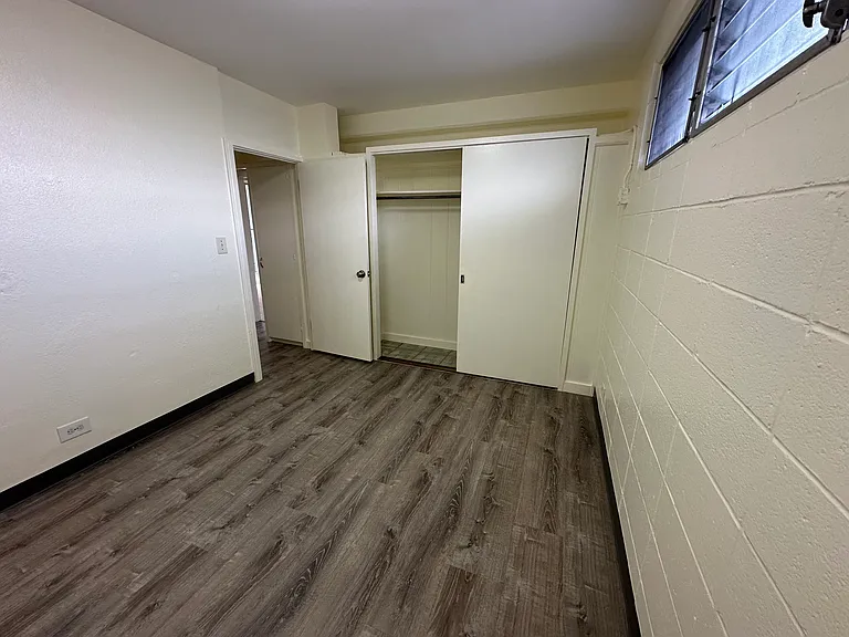 909 University Ave — Photo 6