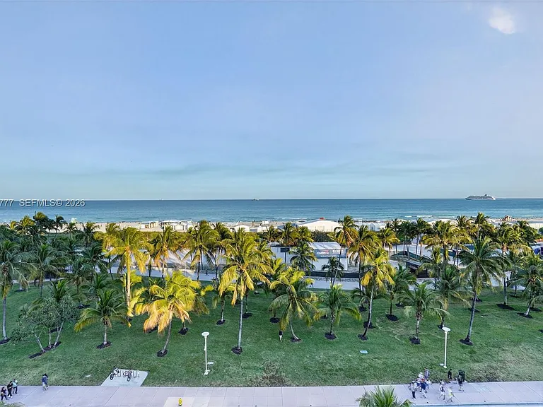 1330 Ocean Dr #R7C — Photo 4