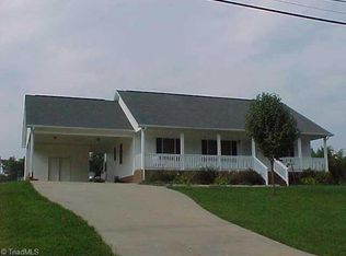 423 Stacey Ln, Thomasville, NC 27360