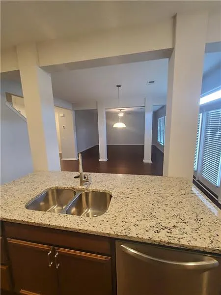 4 bed, 2.5 bath, 2567 sqft, $2,500 — Photo 4
