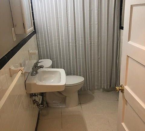 Bath with tub/shower and linen closet