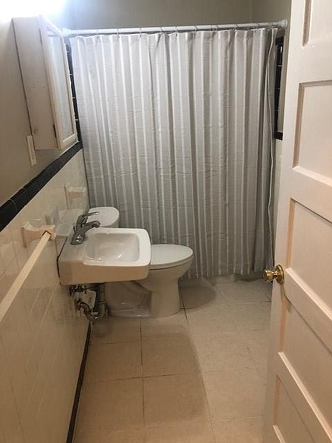 Bath with tub/shower and linen closet