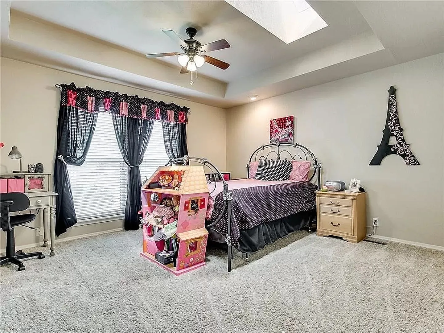 * * * $300 Move-in Special * * * Spacious and Beautiful 4 Bedroom / 2 Bathroom home in Edmond! * ... — Photo 2