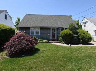 2960 Oceanside Rd, Oceanside, NY 11572