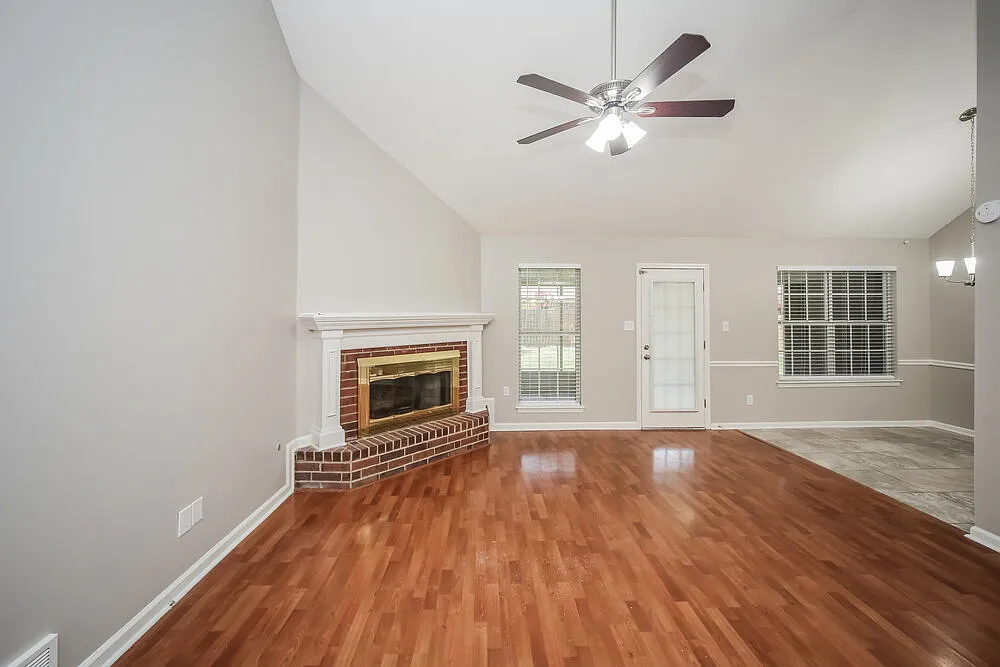3 bed, 2.0 bath, 1600 sqft, $1,865 — Photo 3