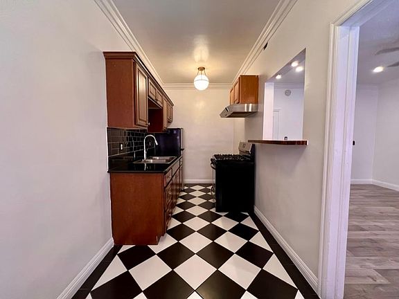 3rd image of 4029 Oakwood Ave #205