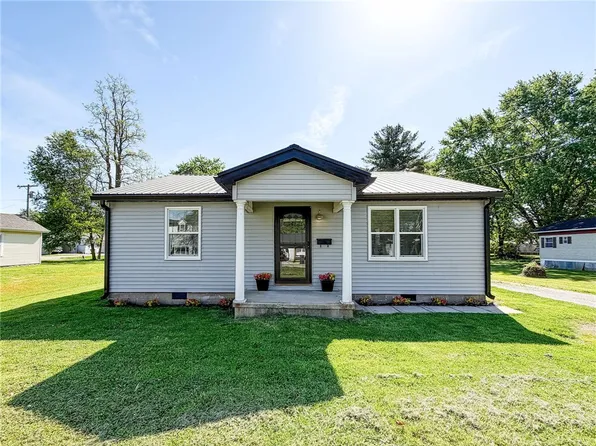 112 NW 4th St, Casey, IL 62420