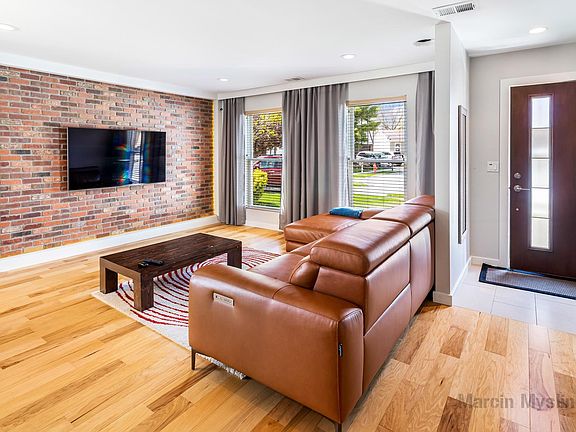 5th image of 589 Kingston Ct