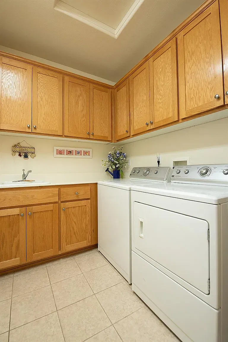 4 bed, 2576 sqft, $3,100 — Photo 2