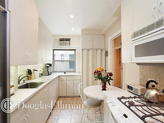 4th image of 330 W 72nd St APT 15C