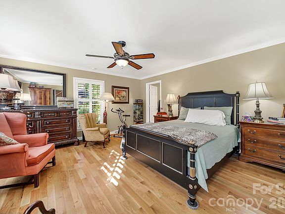 3rd image of 537 Briarwood Rd