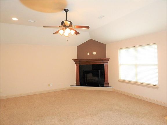 5th image of 111 NE Chicory Ln