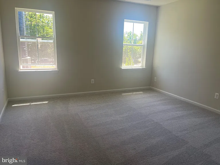 11 Forest Grove Ave — Photo 15