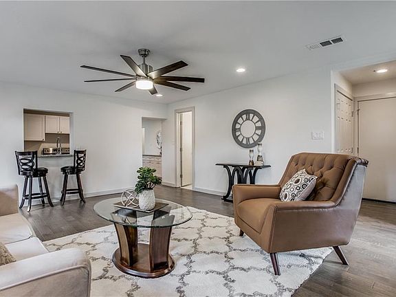 4th image of 2618 Brady Ln