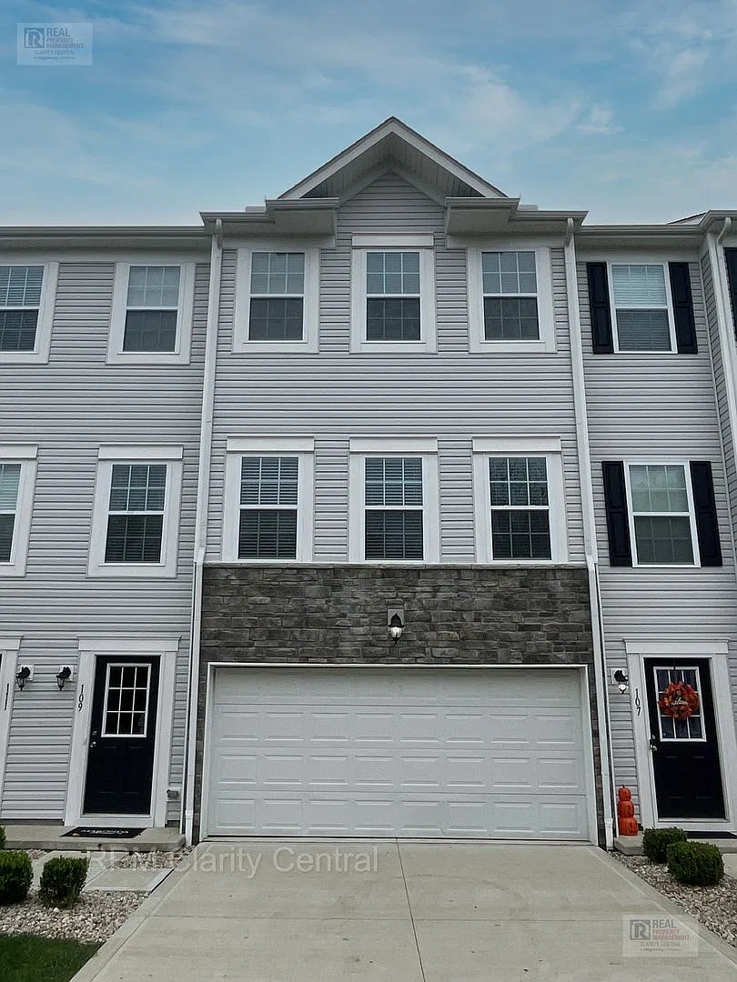 Beautiful 3-Bedroom Townhome with 2-Car Garage in Willow Reserve! — Photo 1
