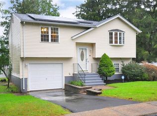 41 Fairway Dr, Meriden, CT 06450