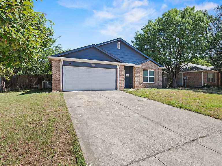 1004 Greenbend Dr — Photo 2