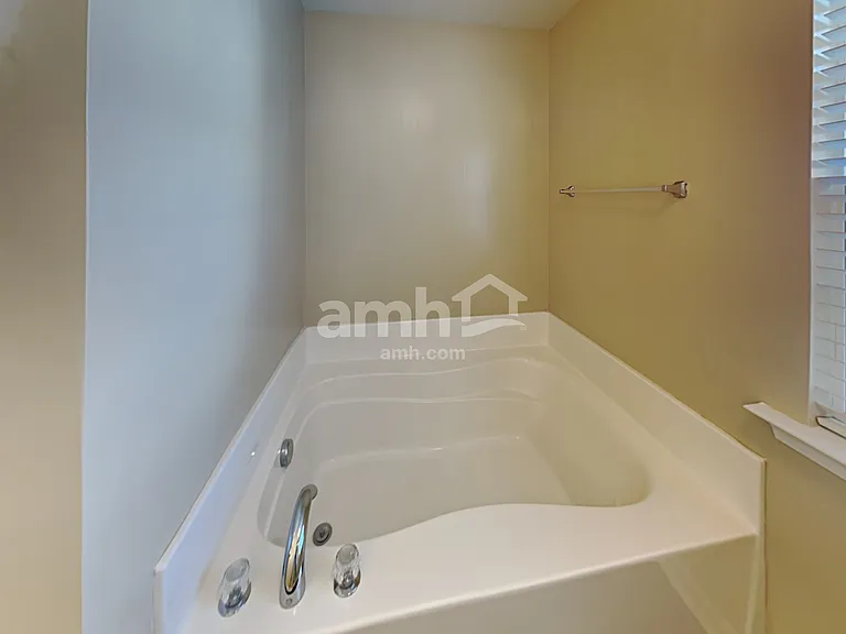 5103 Abercromby St — Photo 11