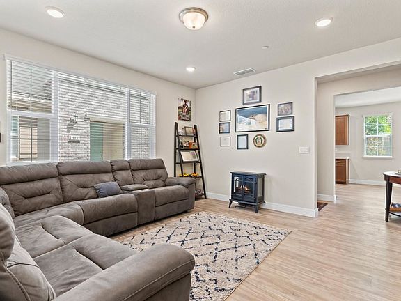 5th image of 989 Posey St
