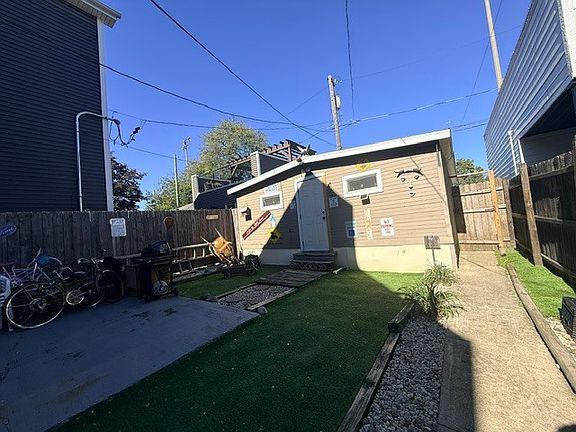 3rd image of 2822 W Melrose St