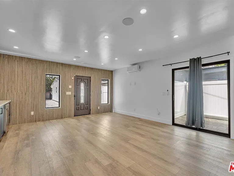 14121 Califa St — Photo 11