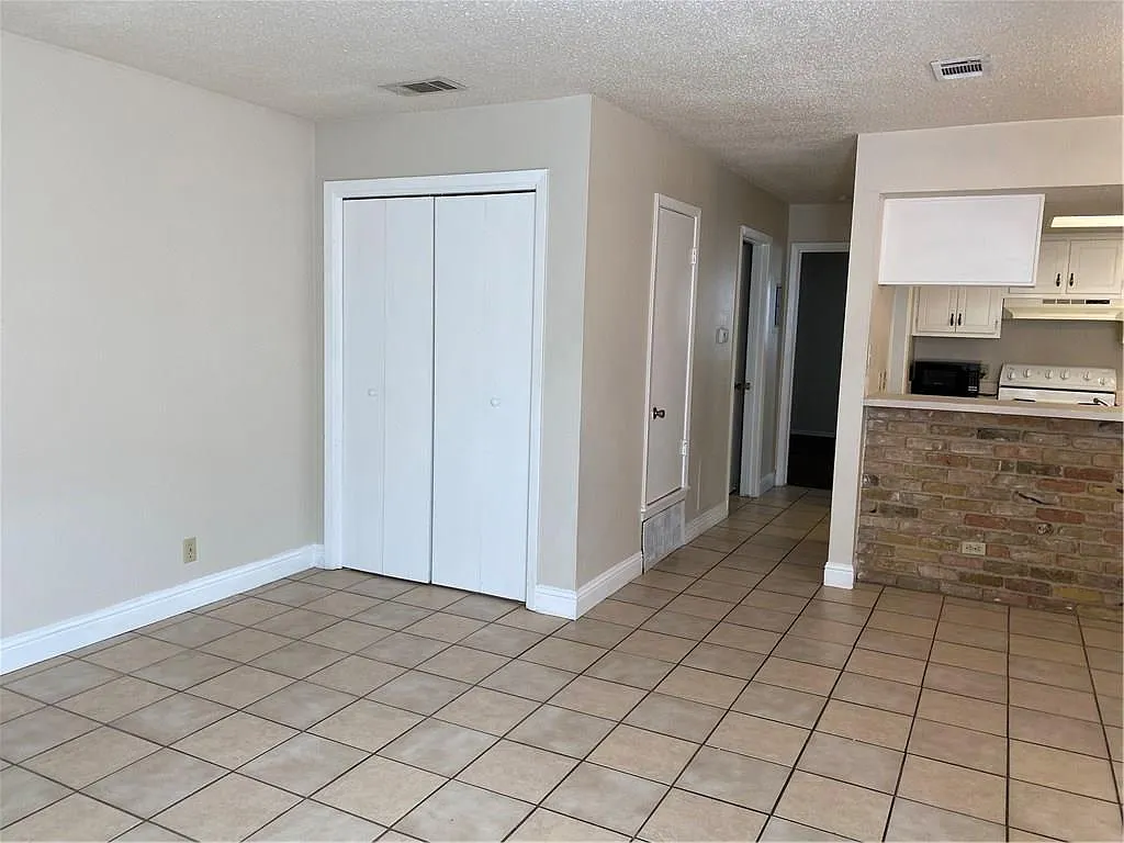 1 bed, 1.0 bath, 750 sqft, $900 — Photo 3