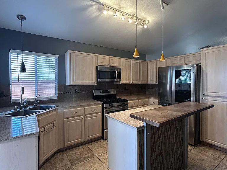 Kitchen (Counter top Bar Island)