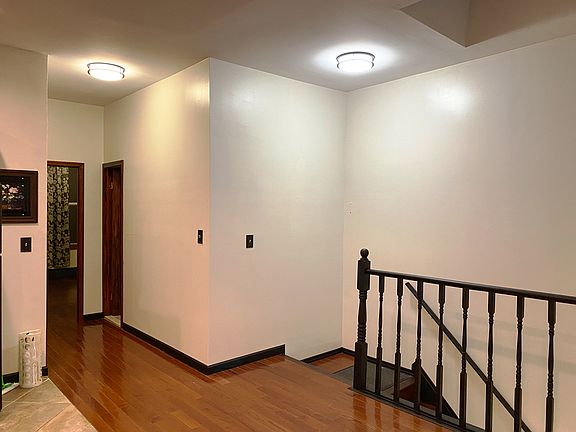 4th image of 160 Weirfield St #2