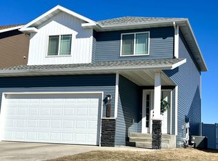 1090 Highland Ln W, West Fargo, ND 58078