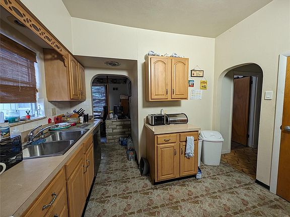 5th image of 9009 Sherland Ave