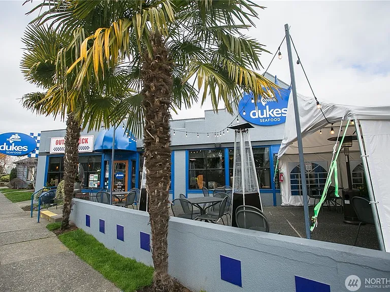 3 blocks to great restaurants.