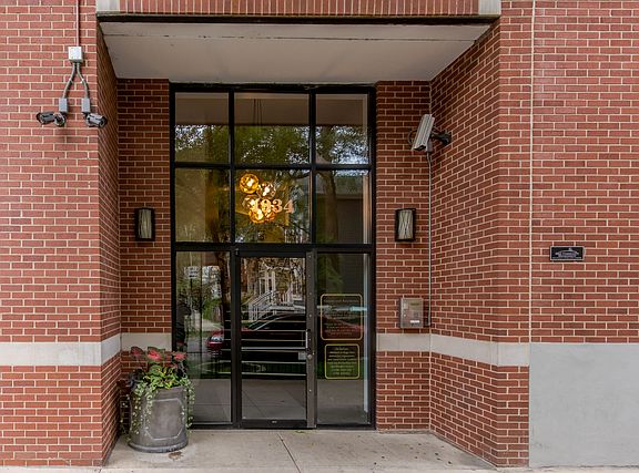 2nd image of 1934 N Washtenaw Ave APT 304
