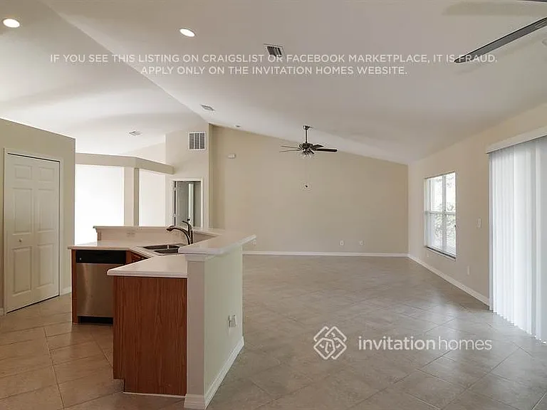 261 NE Granduer Ave — Photo 6
