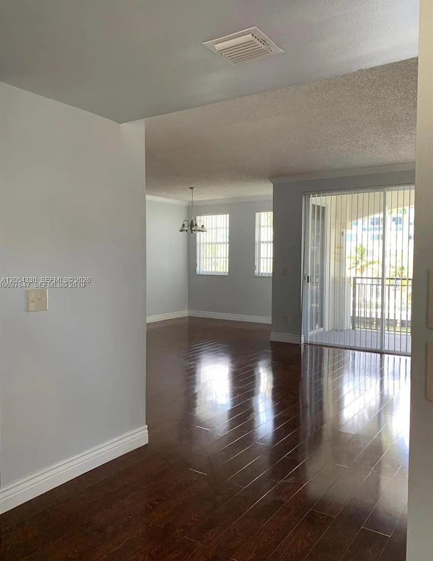 3 bed, 1333 sqft, $3,500 — Photo 3