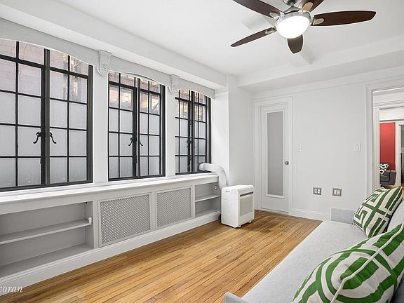 3rd image of 321 E 43rd St APT 101