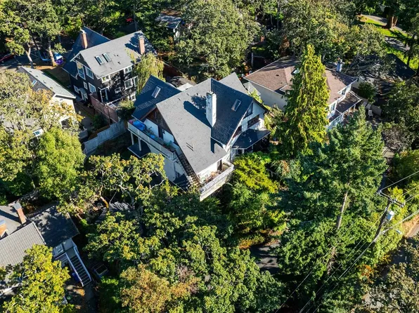 1043/1045 Belmont Ave, Victoria, BC V8S 3T3