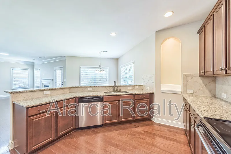 4 bed, 2.5 bath, 2500 sqft, $2,350 — Photo 4