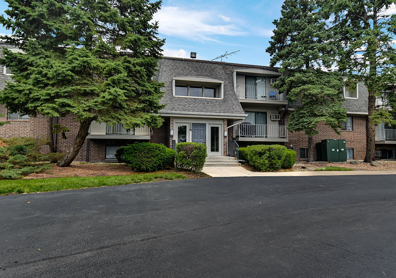 2 bed, 1.5 bath, 885 sqft, $1,800 — Photo 3