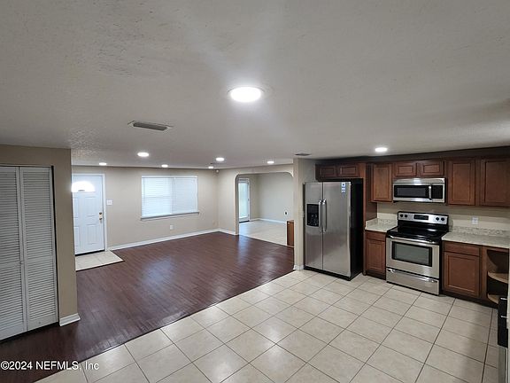 4th image of 428 BLAIRMORE Boulevard W